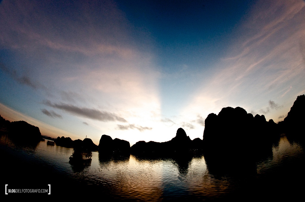 Amanecer en Ha Long, Vietnam Amanecer en Ha Long, Vietnam