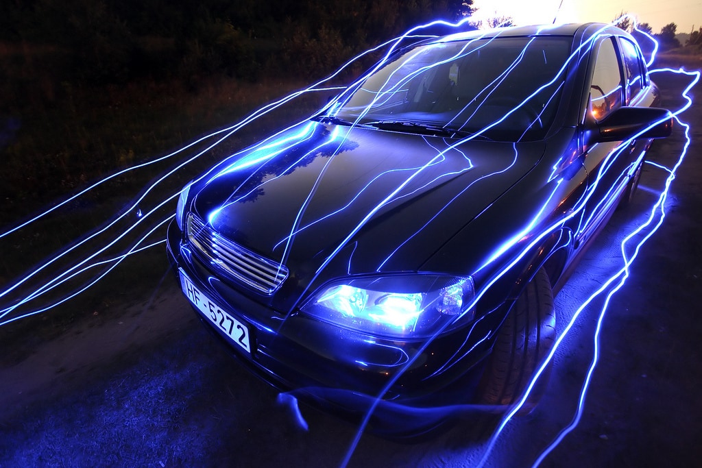 Lightpainting sobre el capó de un coche Lightpainting sobre el capó de un coche