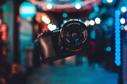 Cámara de fotos en el aire por la noche