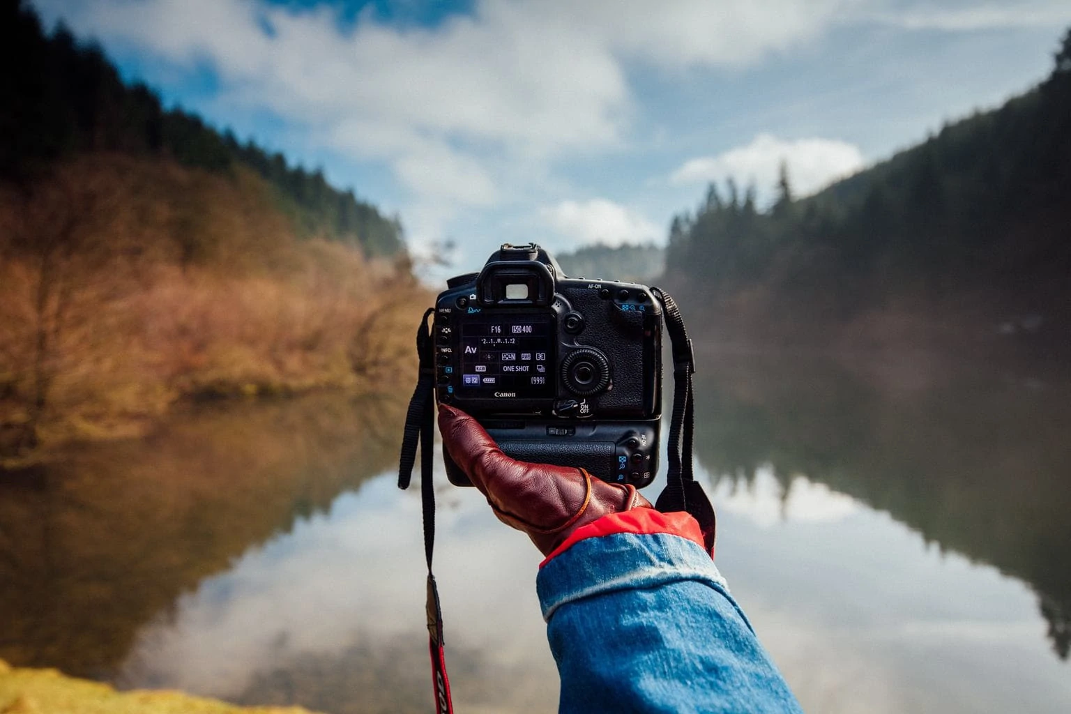 Cámara en mano de fotógrafo viajero