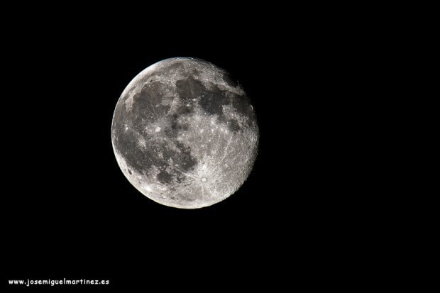 La luna capturada y enfocada desde el ordenador.