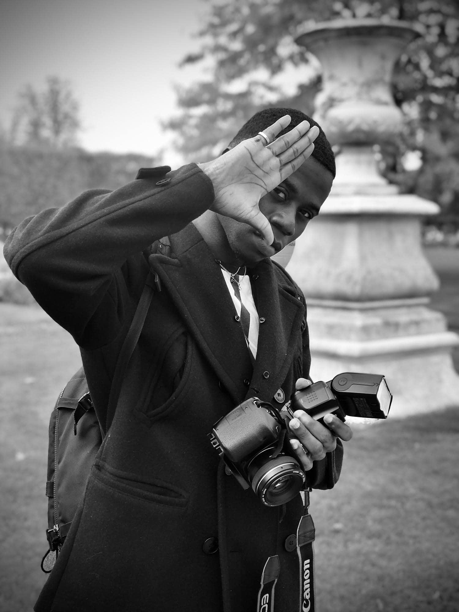 Fotógrafo con flash en la mano