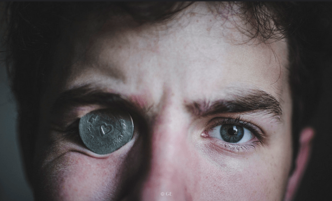 Gonzalo Escamilla_Autoretrato con Moneda de 5 Rials plata 1931, Iran