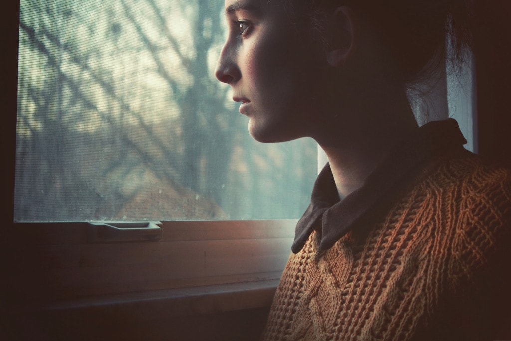 Retrato en ventana con cristal