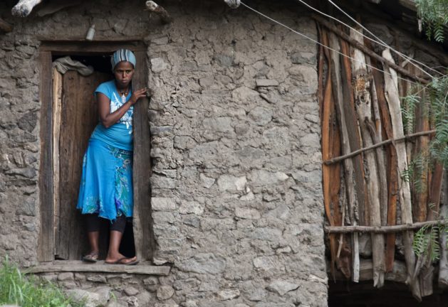 Bernardo Sánchez_Muchacha etíope en la ventana de su humilde casa en el valle del Omo.