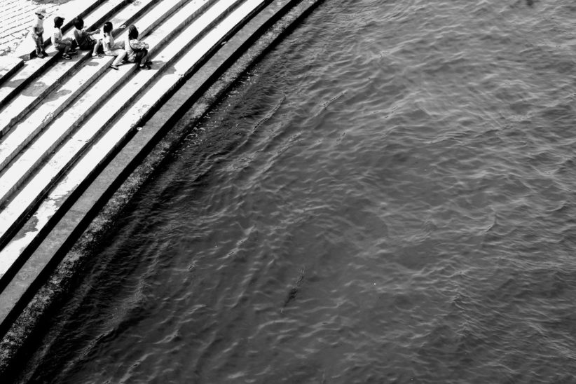 Gabriel Jaumà Gómez_Niños alineados al borde del Sena