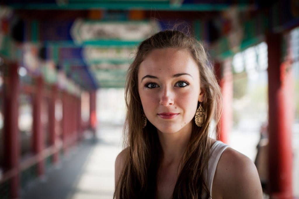 Retrato de chica debajo de un puente