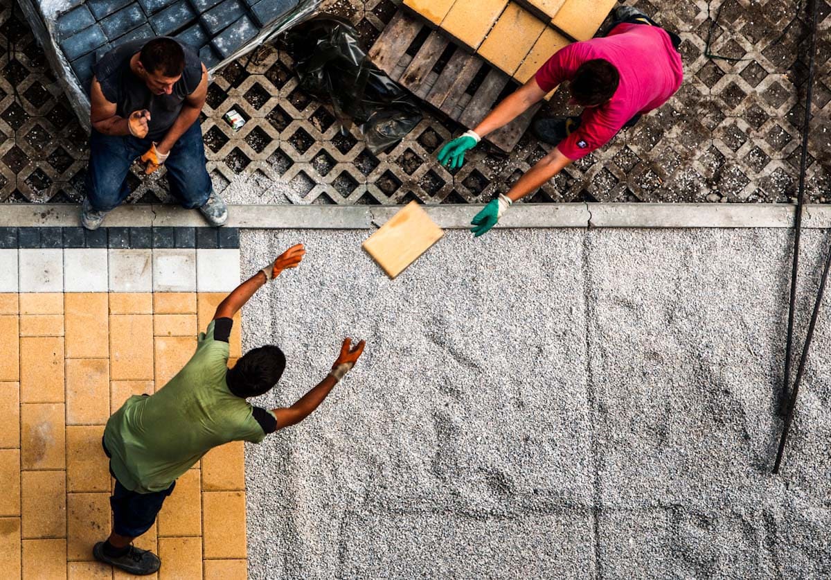 Fotografía callejera de hombres descargando cajas Fotografía callejera de hombres descargando cajas