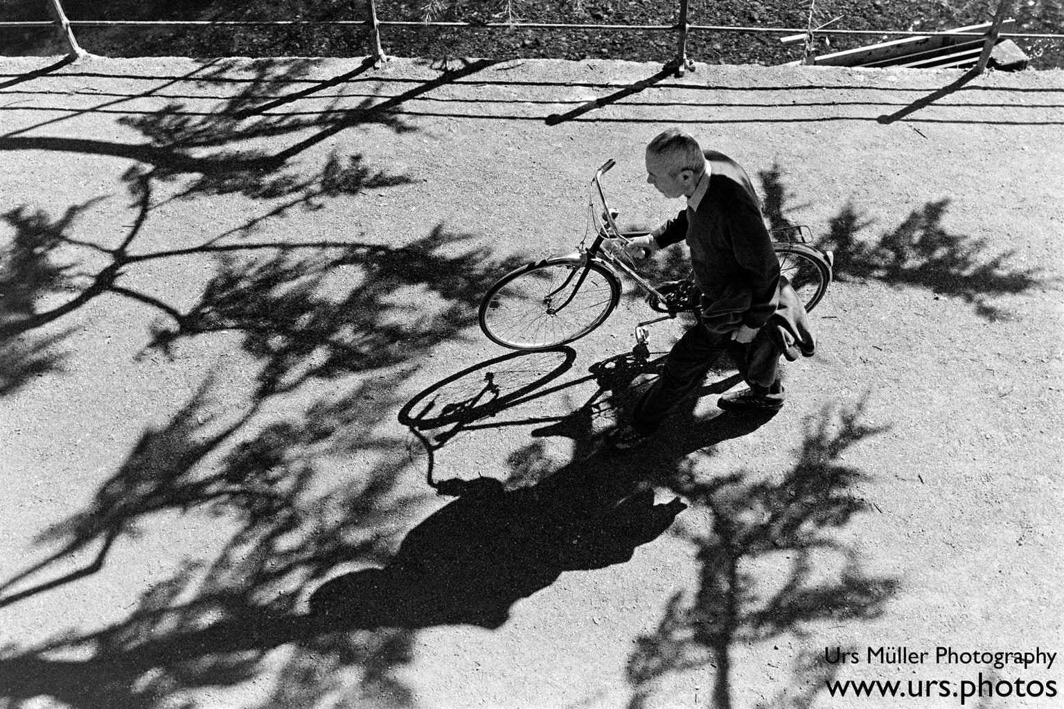 fotografía callejera de hombre con su bici fotografía callejera de hombre con su bici