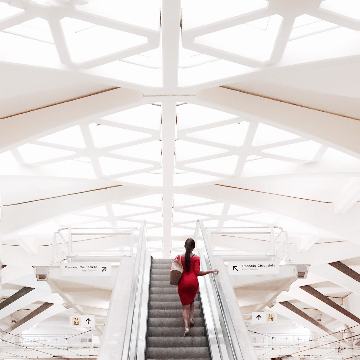 Fotografía callejera de una mujer subiendo escaleras Fotografía callejera de una mujer subiendo escaleras