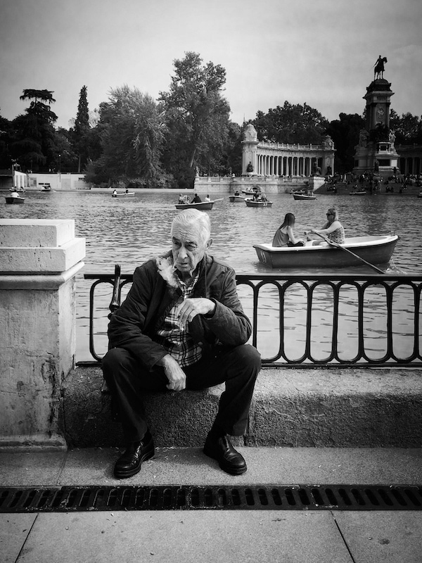 Fotografía callejera de un hombre fumando en El Retiro Fotografía callejera de un hombre fumando en El Retiro