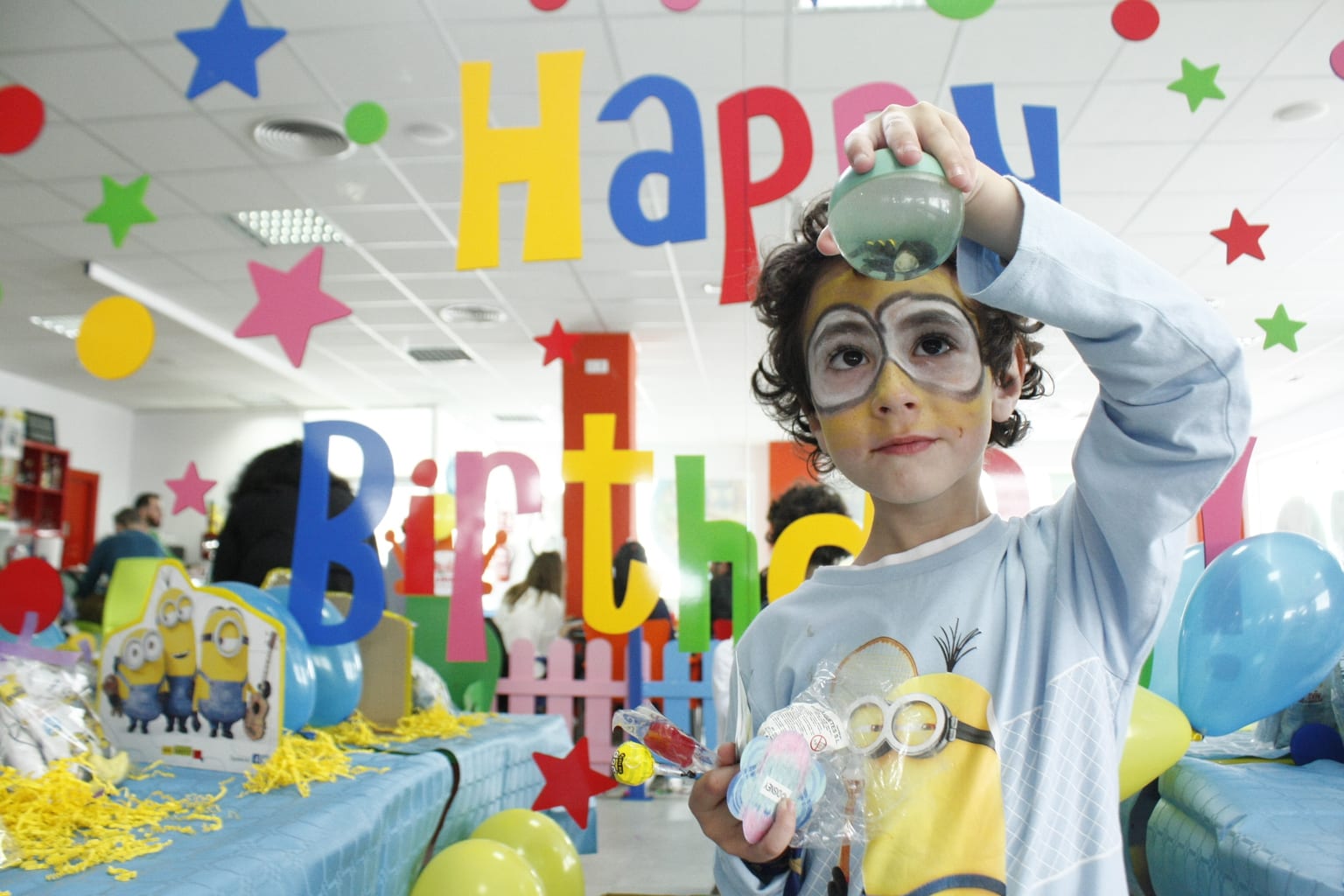 Fotografía de un niño jugando en fiesta de cumpleaños