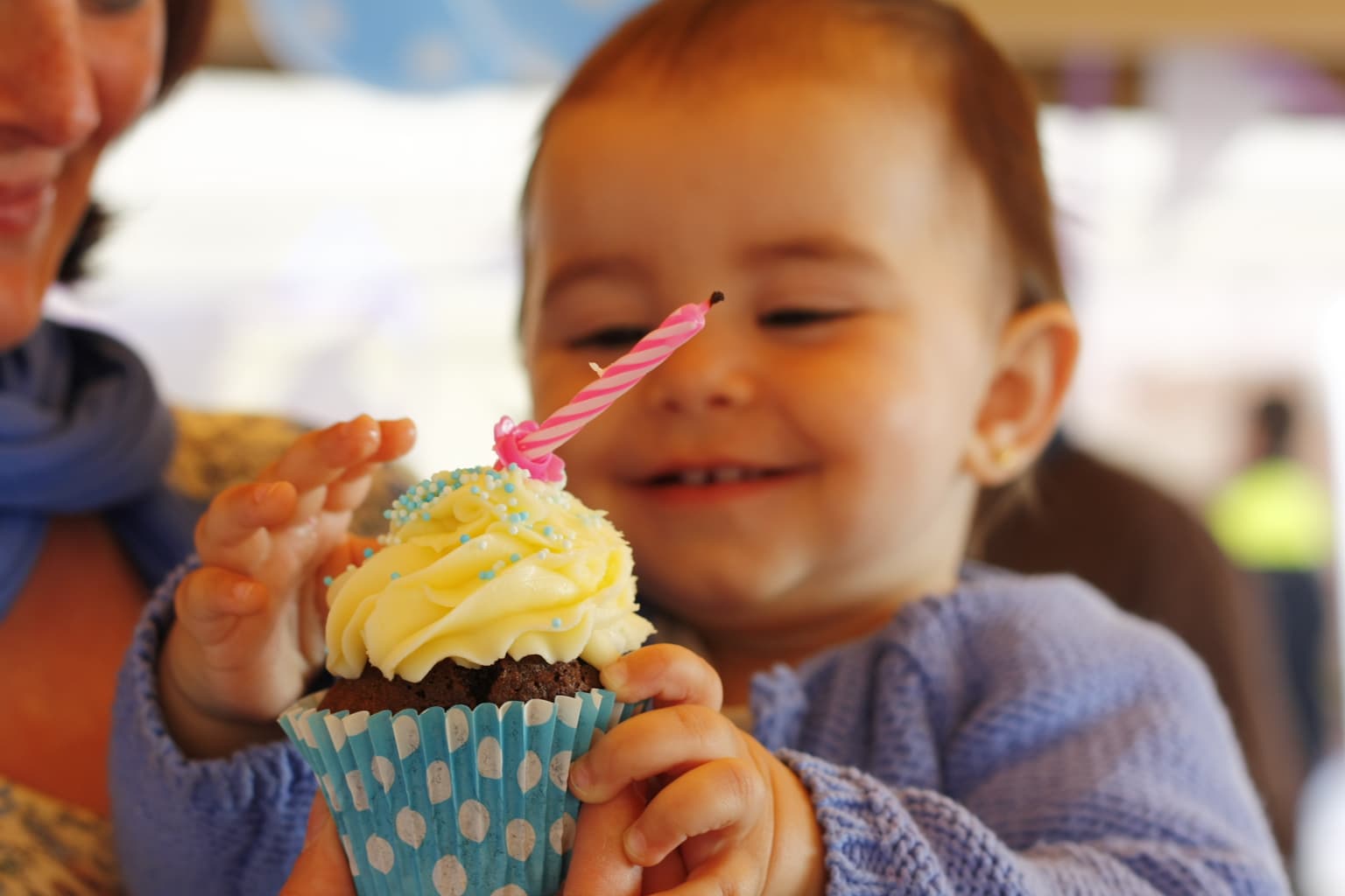 Fotografía de un niño con una cupcake de cumpleaños