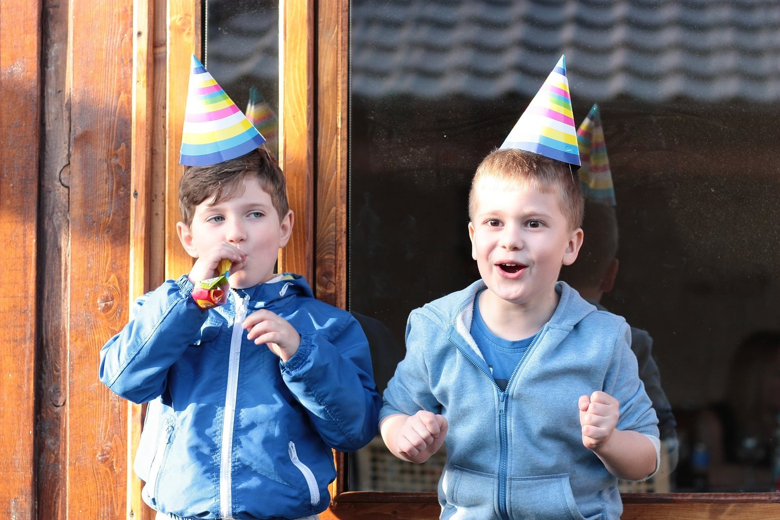 Fotografía dos niños celebrando fiesta de cumpleaños