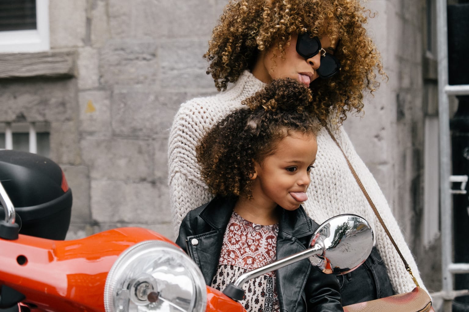 fotografía de una madre con su hija posando en una moto