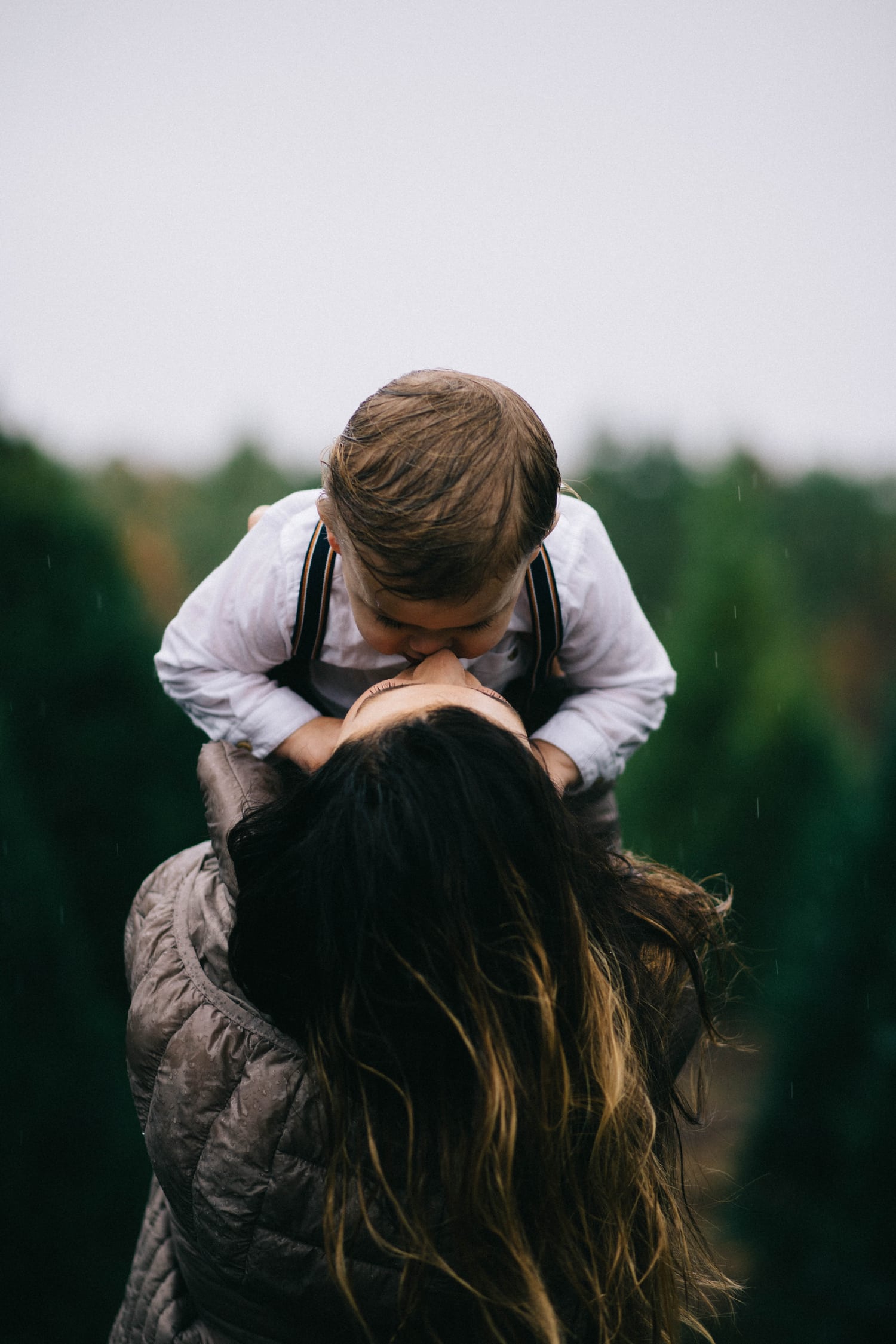 fotografía de una madre besando a su hijo