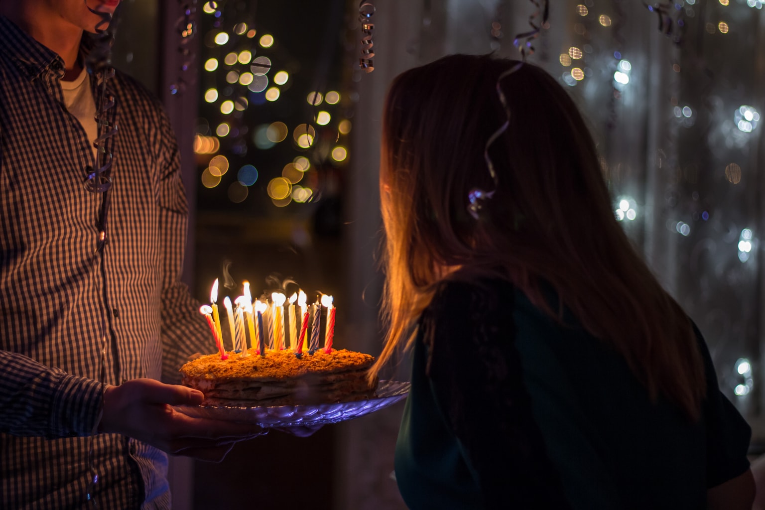 Fotografía de una chica soplando velas de cumpleaños