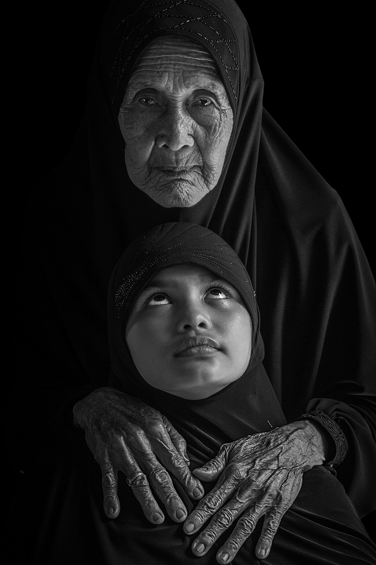 fotografía de una mujer mayor con una niña