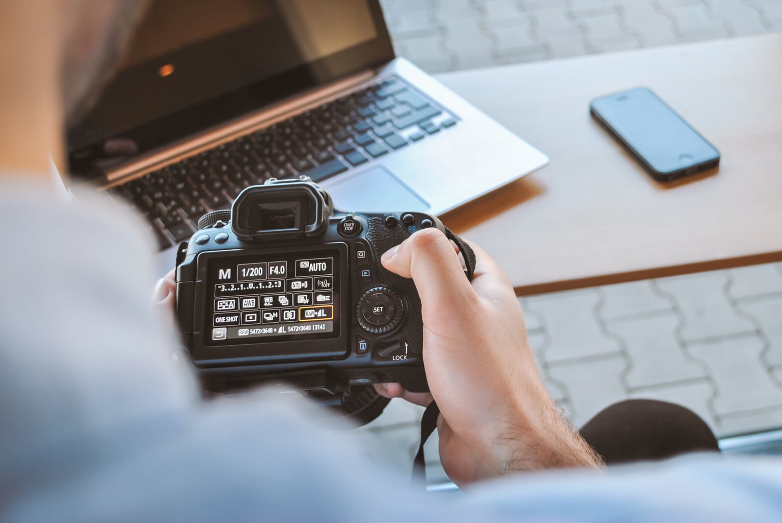 fotografía hombre trasteando cámara réflex