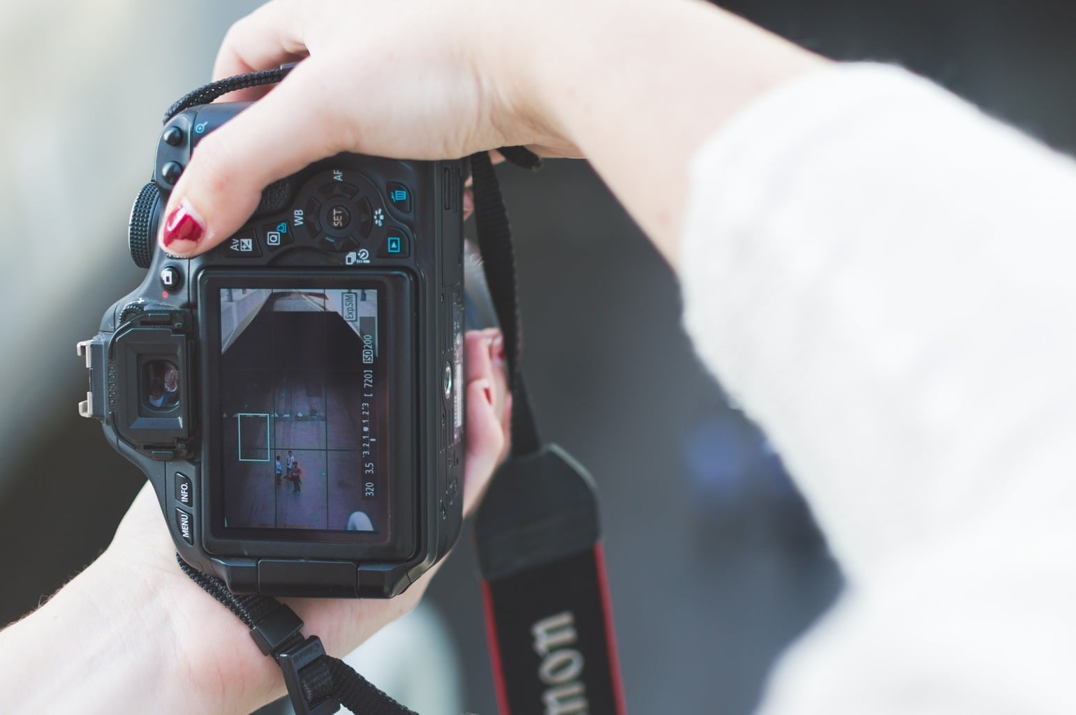 fotografía de una cámara réflex con encuadre fotografía de una cámara réflex con encuadre