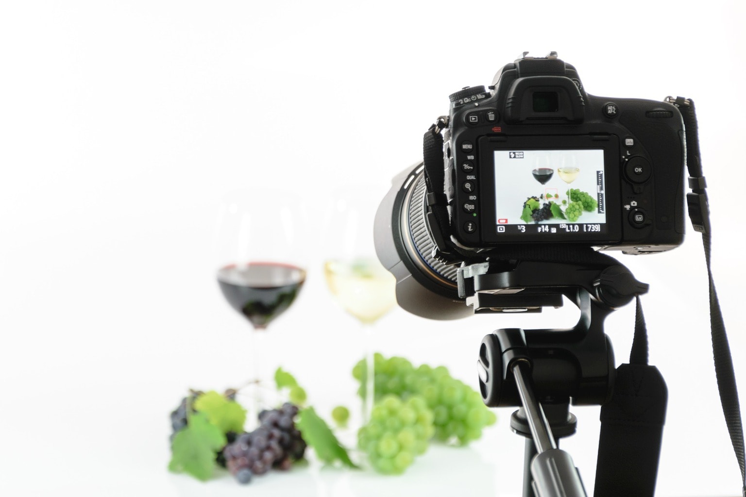 fotografía de una cámara réflex tomando foto de vino fotografía de una cámara réflex tomando foto de vino