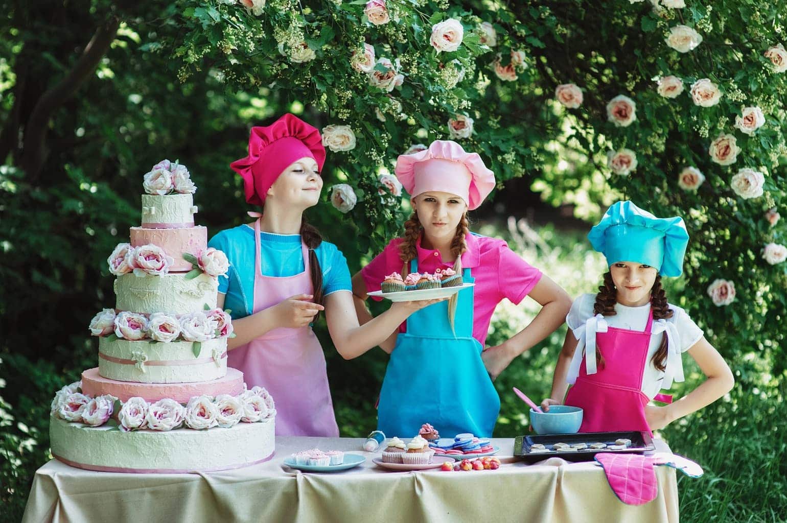 fotografía niñas con una tarta fotografía niñas con una tarta