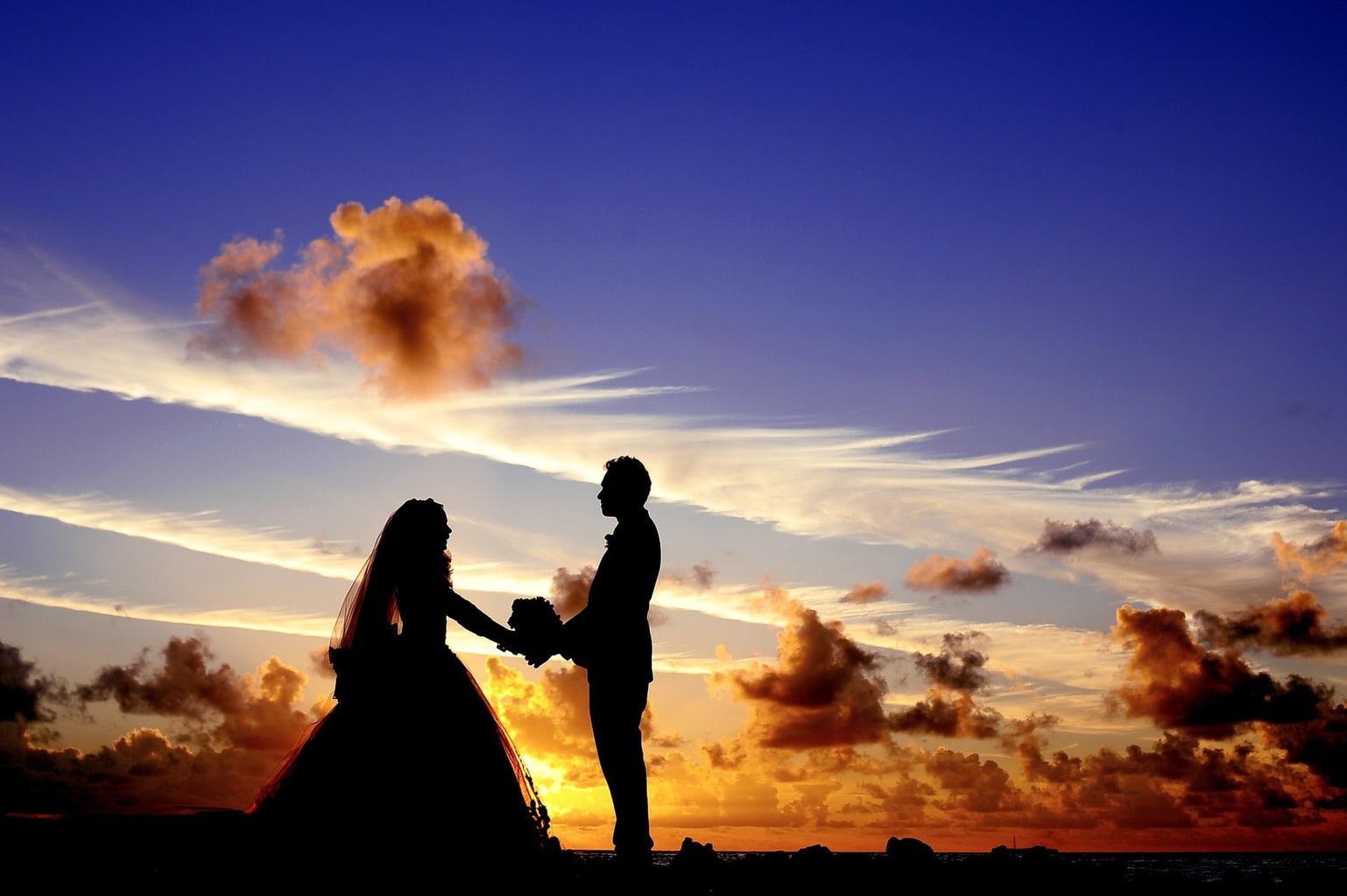 fotografía novios en un atardecer fotografía novios en un atardecer