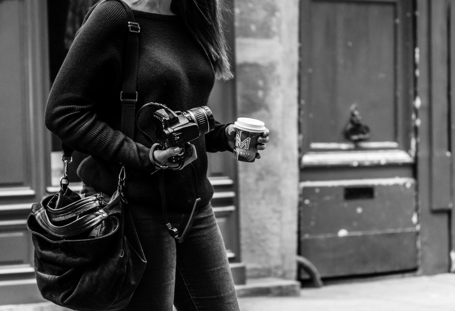 Retrato mujer sujetando una cámara rélfex y café