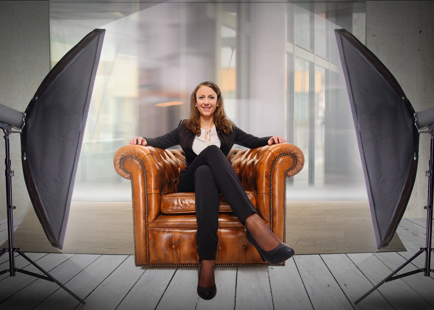 Fotografía mujer formal en sillón Fotografía mujer formal en sillón