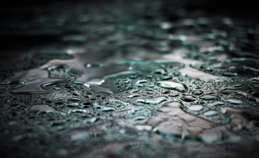 Ester C_Cada gota de lluvia tiembla en el cristal turbio y le dejan divinas heridas de diamante