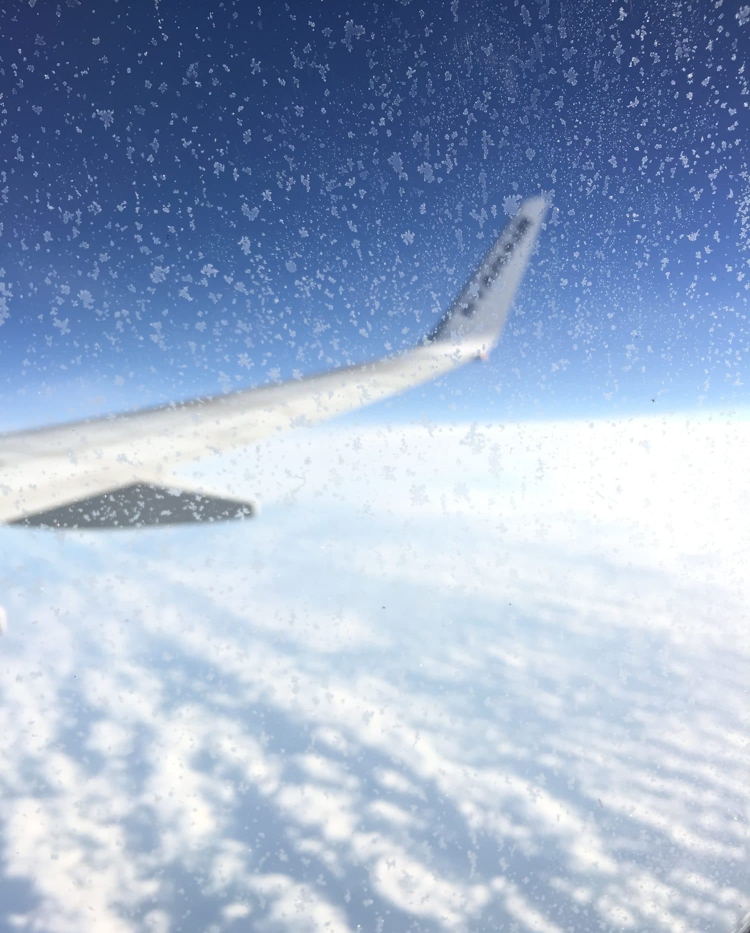 fotografía por ventana de un avión