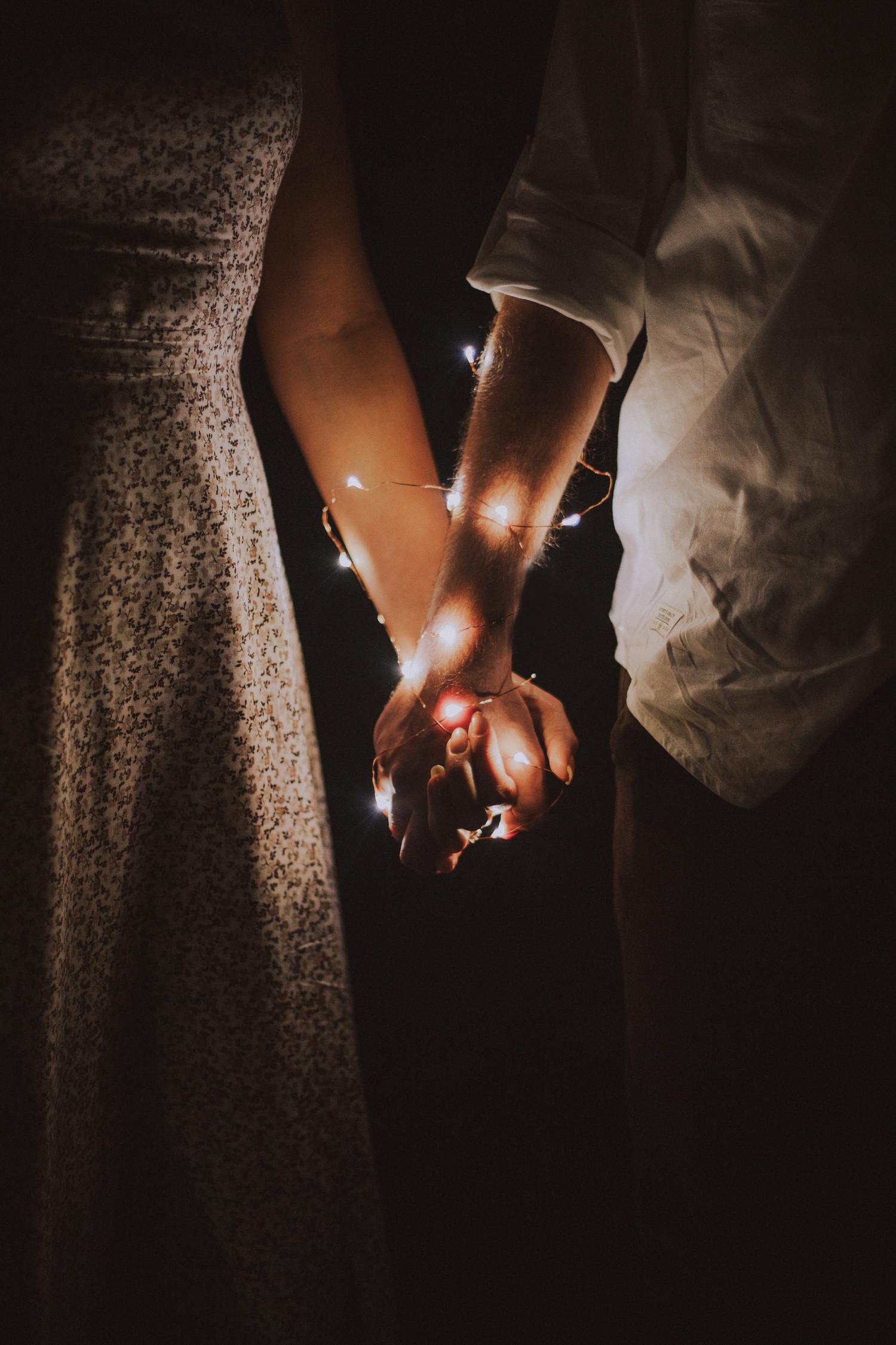 fotografía pareja cogida de manos clave baja fotografía pareja cogida de manos clave baja