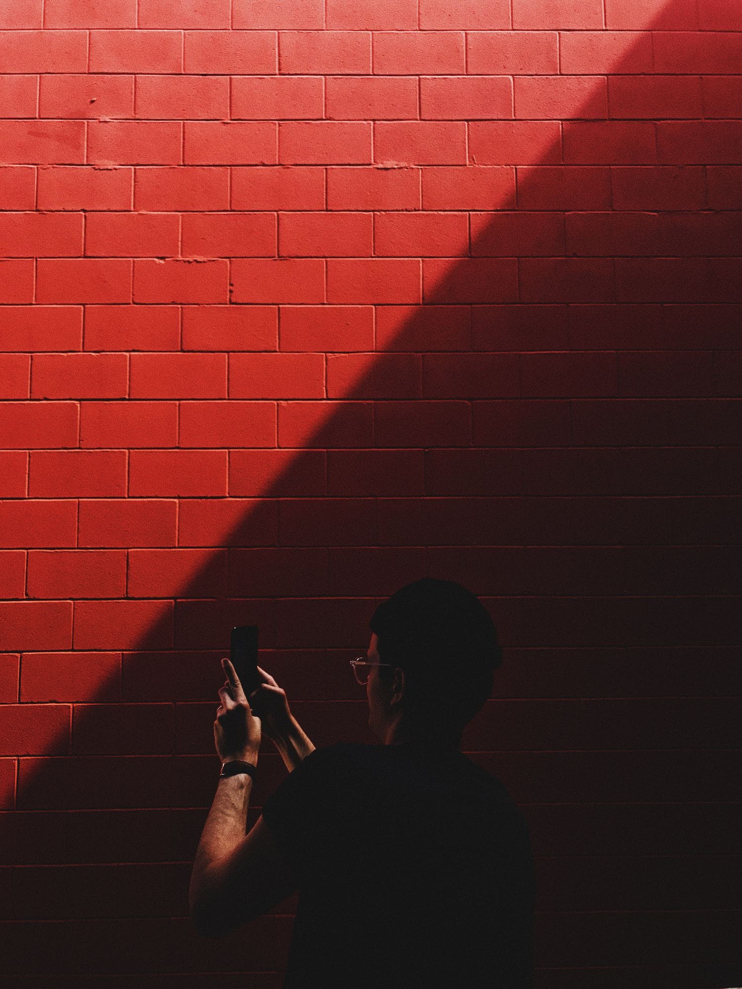 móvil fotografía móvil hombre muro rojo
