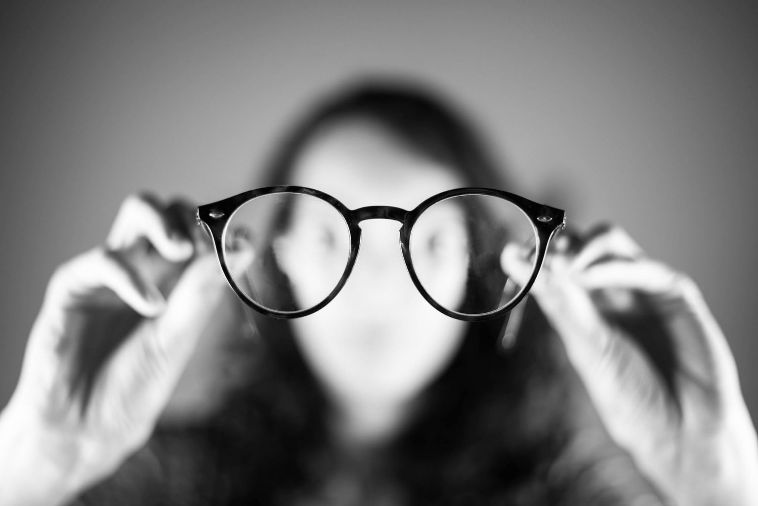Retrato difuso de chica con gafas