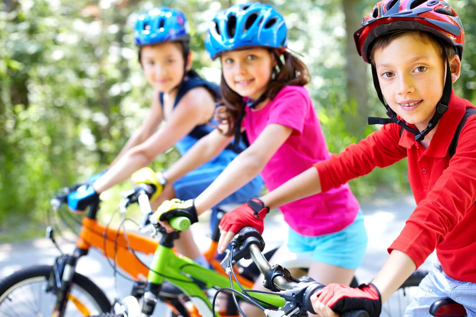 retrato de niños en bicis