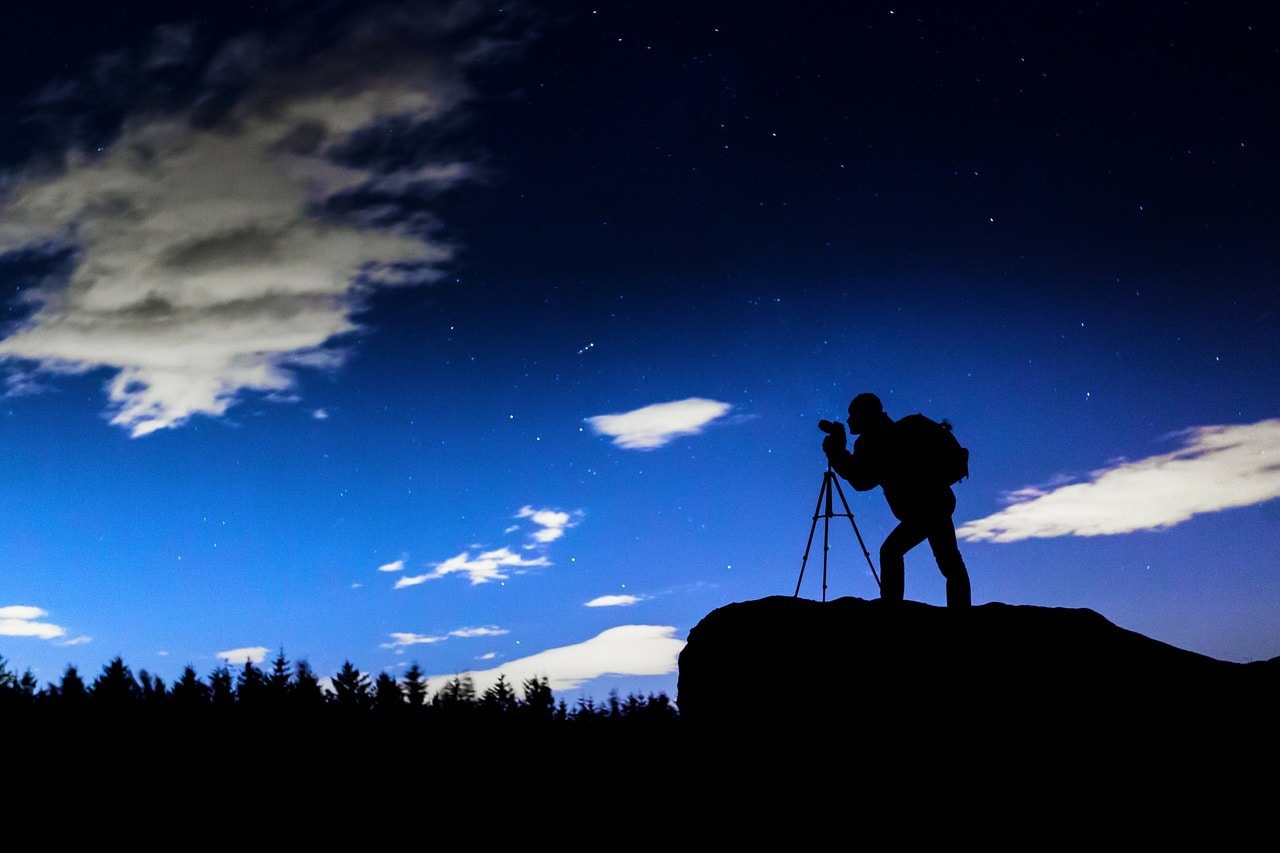 fotografía nocturna silueta de un fotógrafo y las estrellas