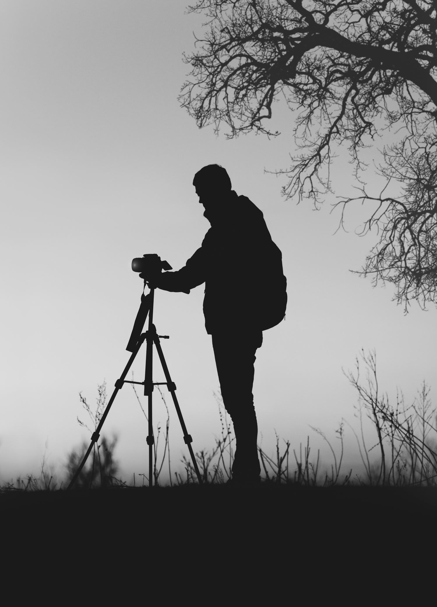 fotografía nocturna silueta de un fotógrafo con un trúpode