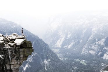 hombre en precipicio