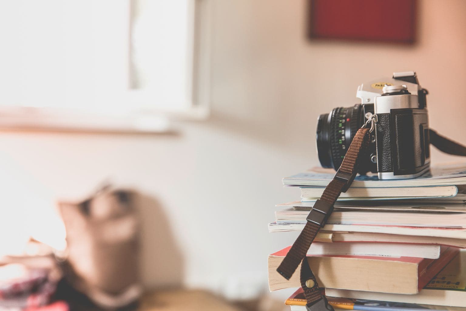Libros y cámara de fotos