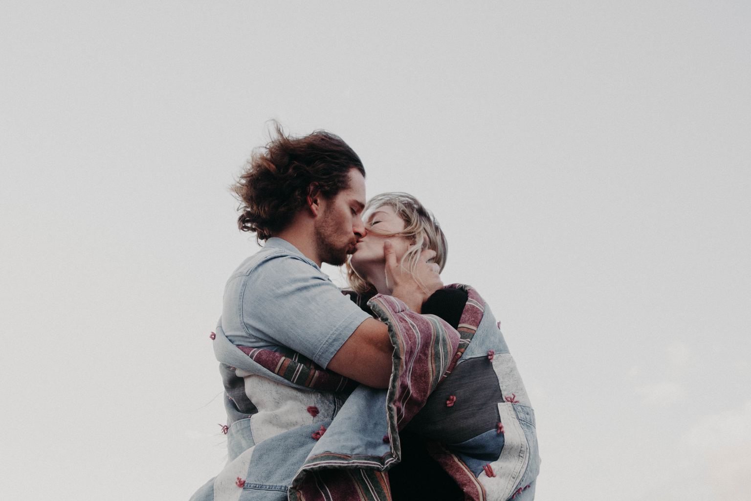 Pareja besándose fotografiada desde el suelo