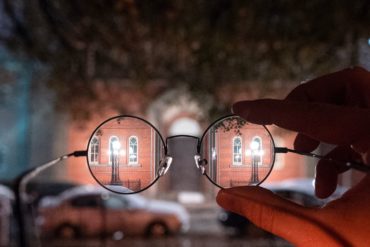 gafas con edificio al fondo