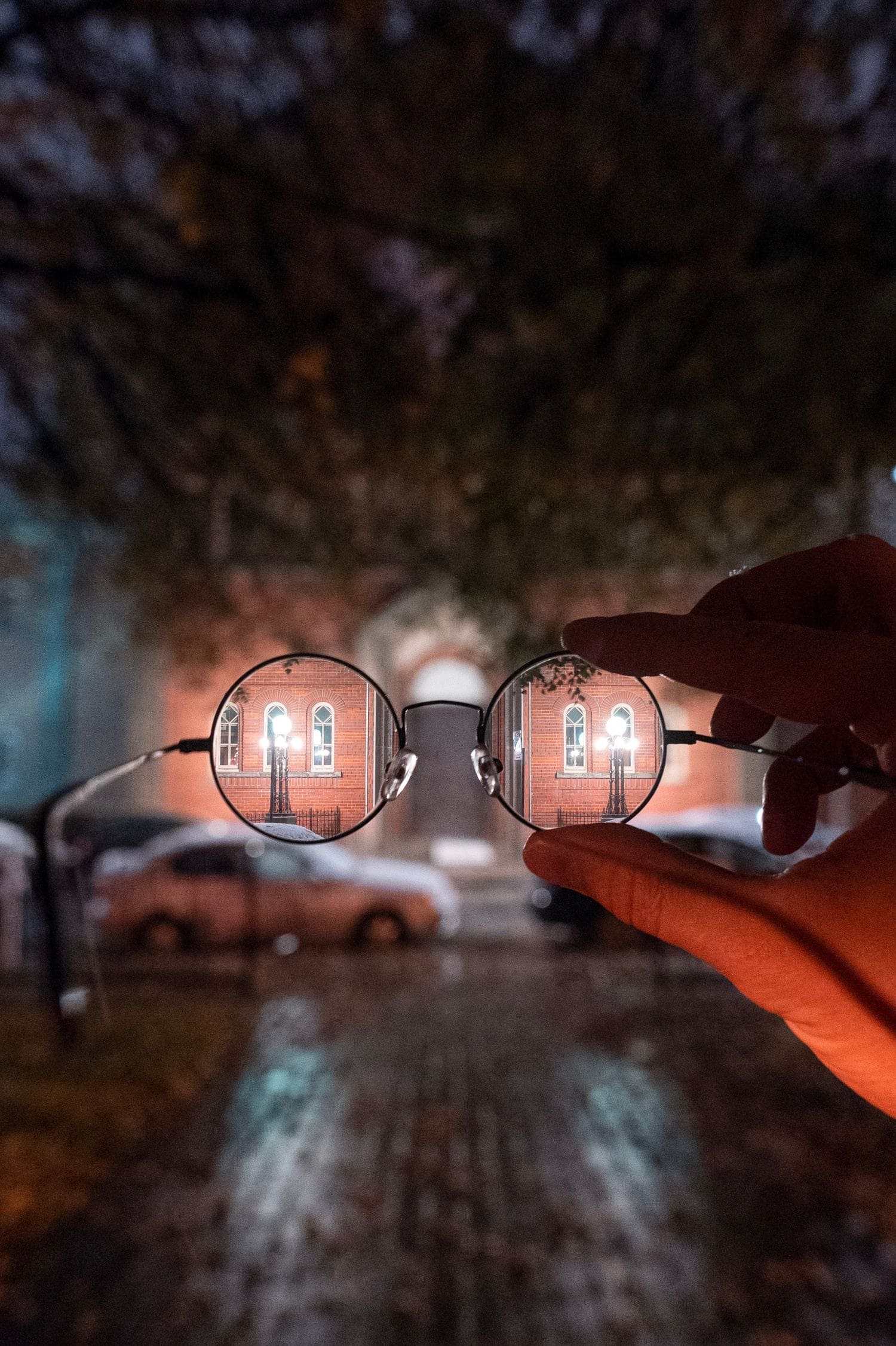 gafas con edificio al fondo