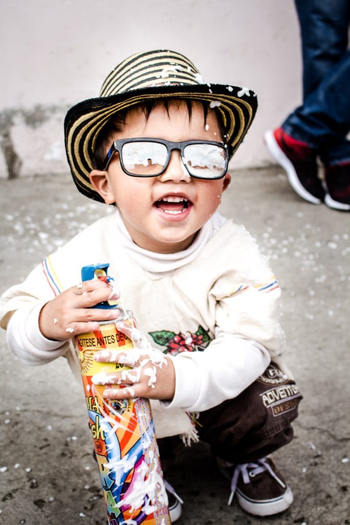 niño con gafas de sol jugando con espuma ejemplo de fotos de bebés