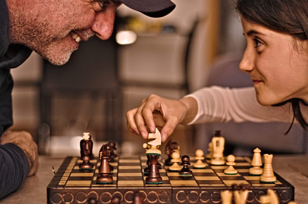 Padre e hija jugando al ajedrez