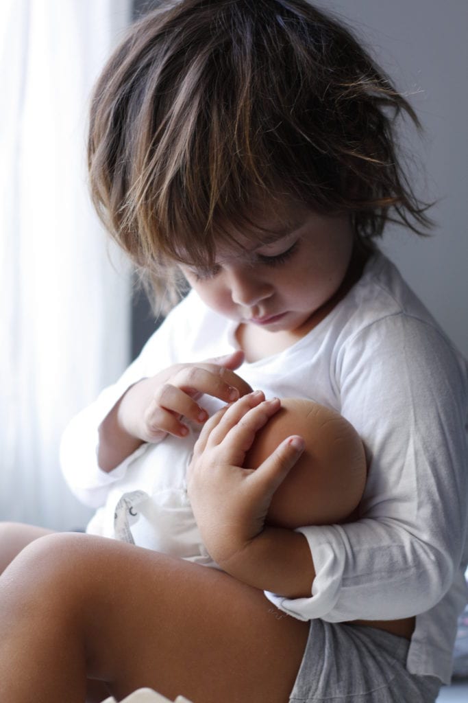 bebé amamantando a su muñeca ejemplo de fotos de bebés