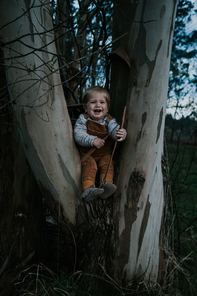 Fotografía de bebé con árbol