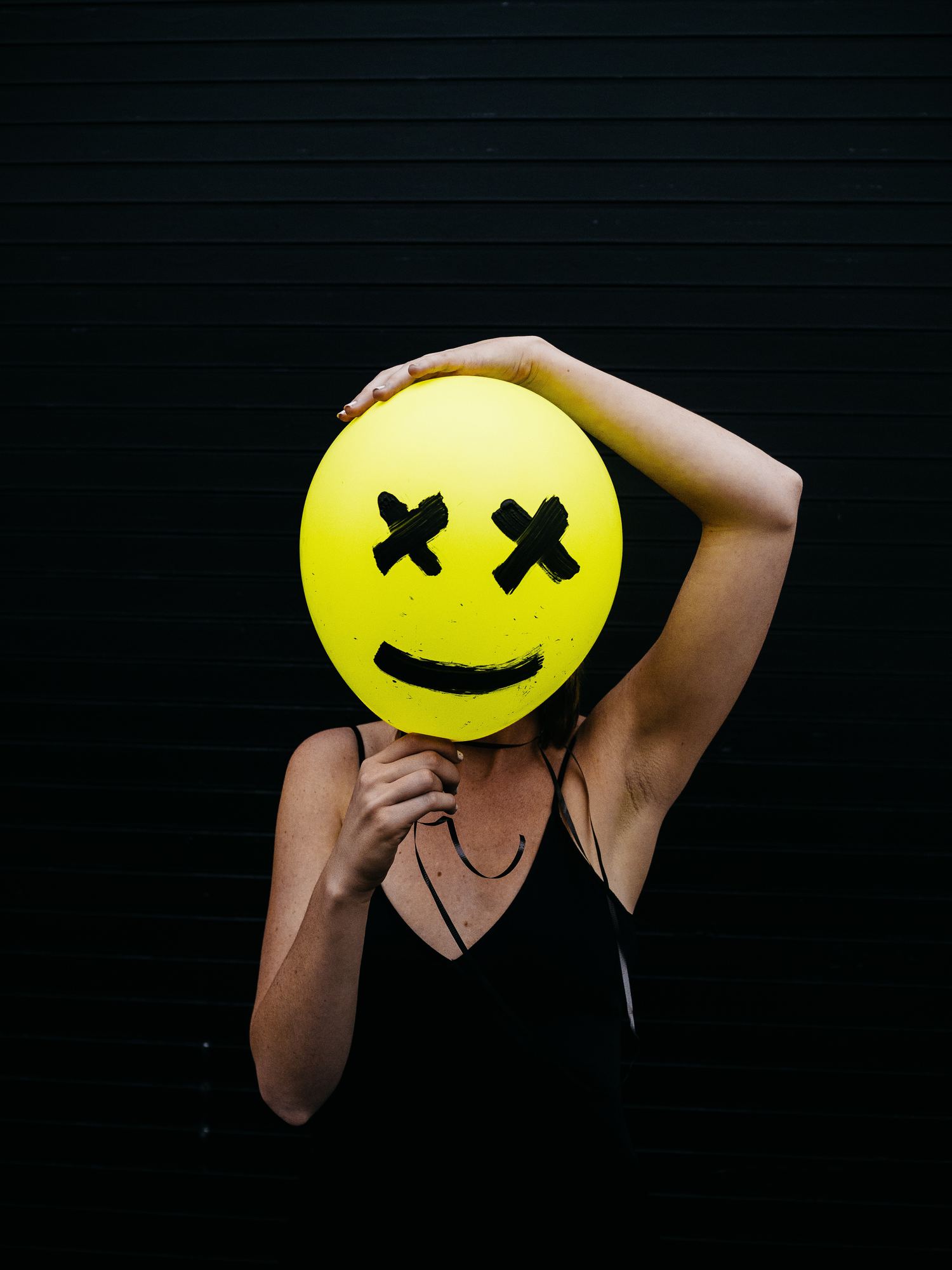 retrato con cara en forma de emoticono pintado en un globo