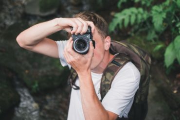 Chico haciendo una foto con cámara Fuji