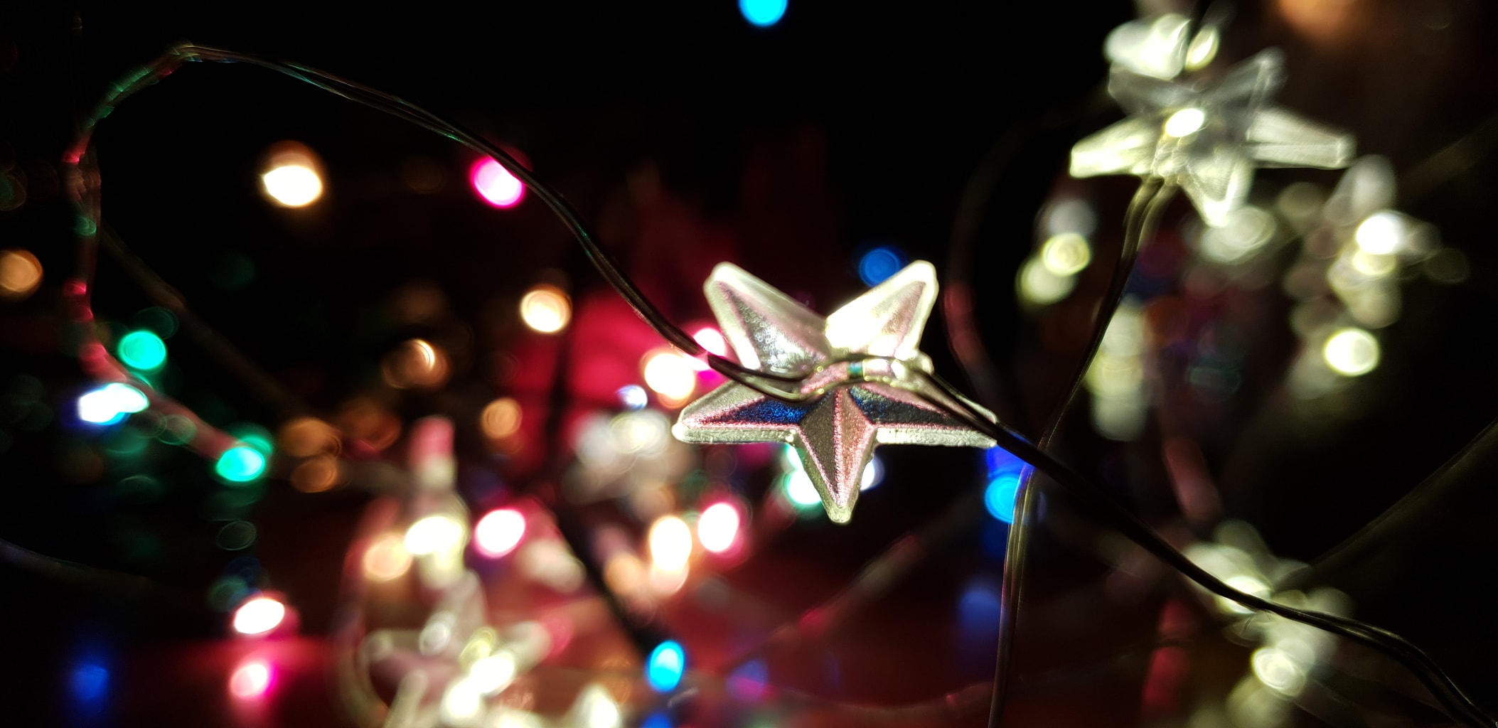 Photo of Christmas lights by a Samsung Galaxy S9