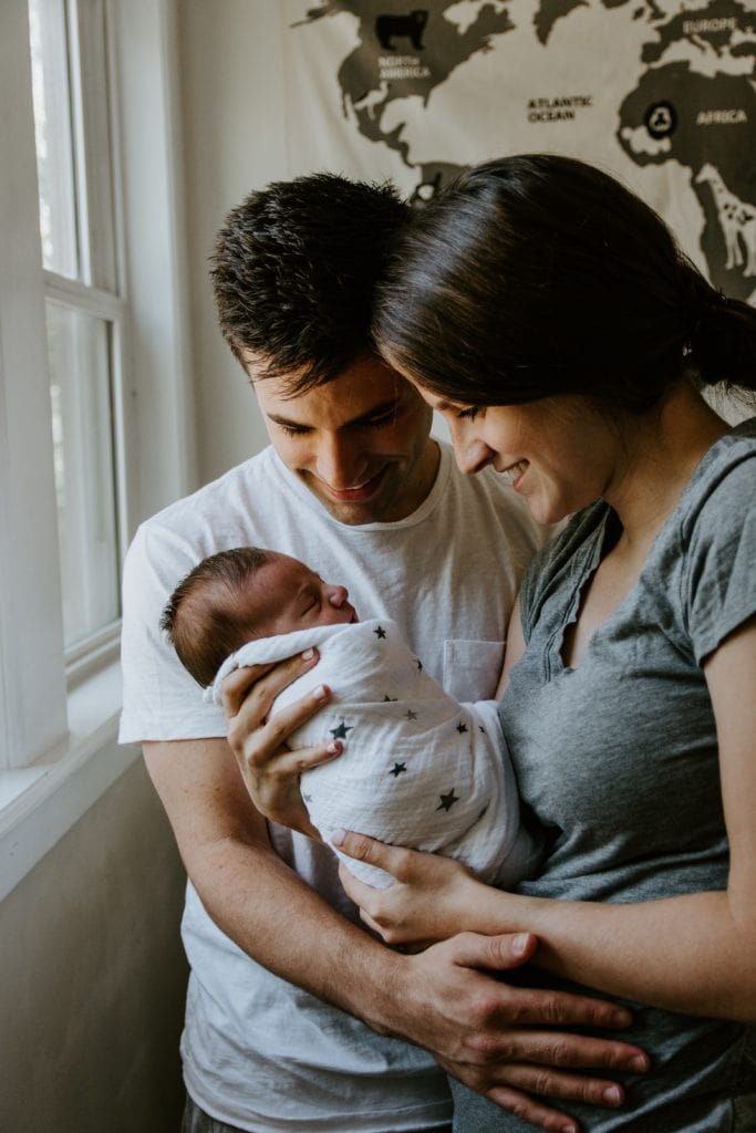 Bebé en brazos de papá y mamá